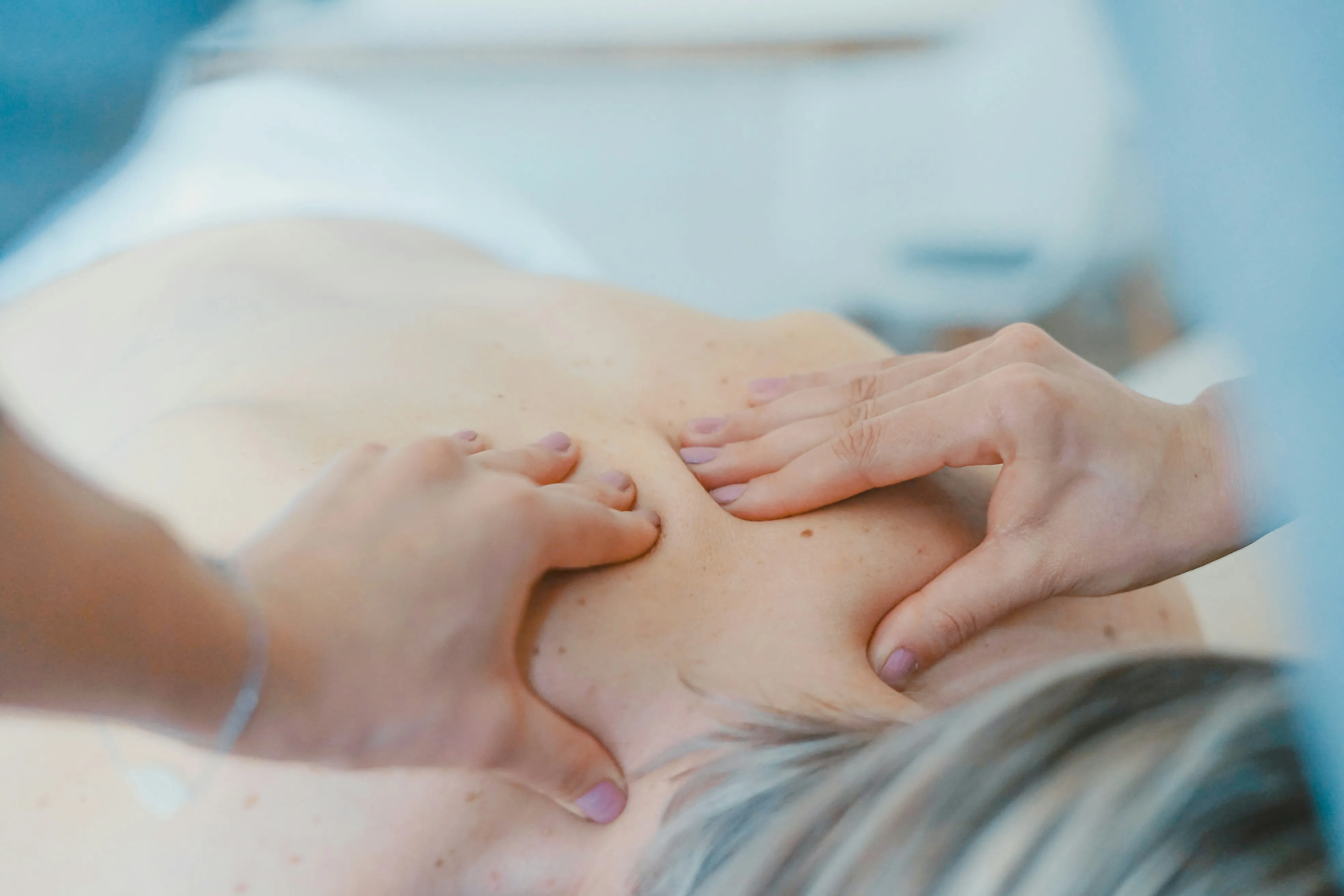 Jade Floury accompagnant un patient en rééquilibrage post-traumatique