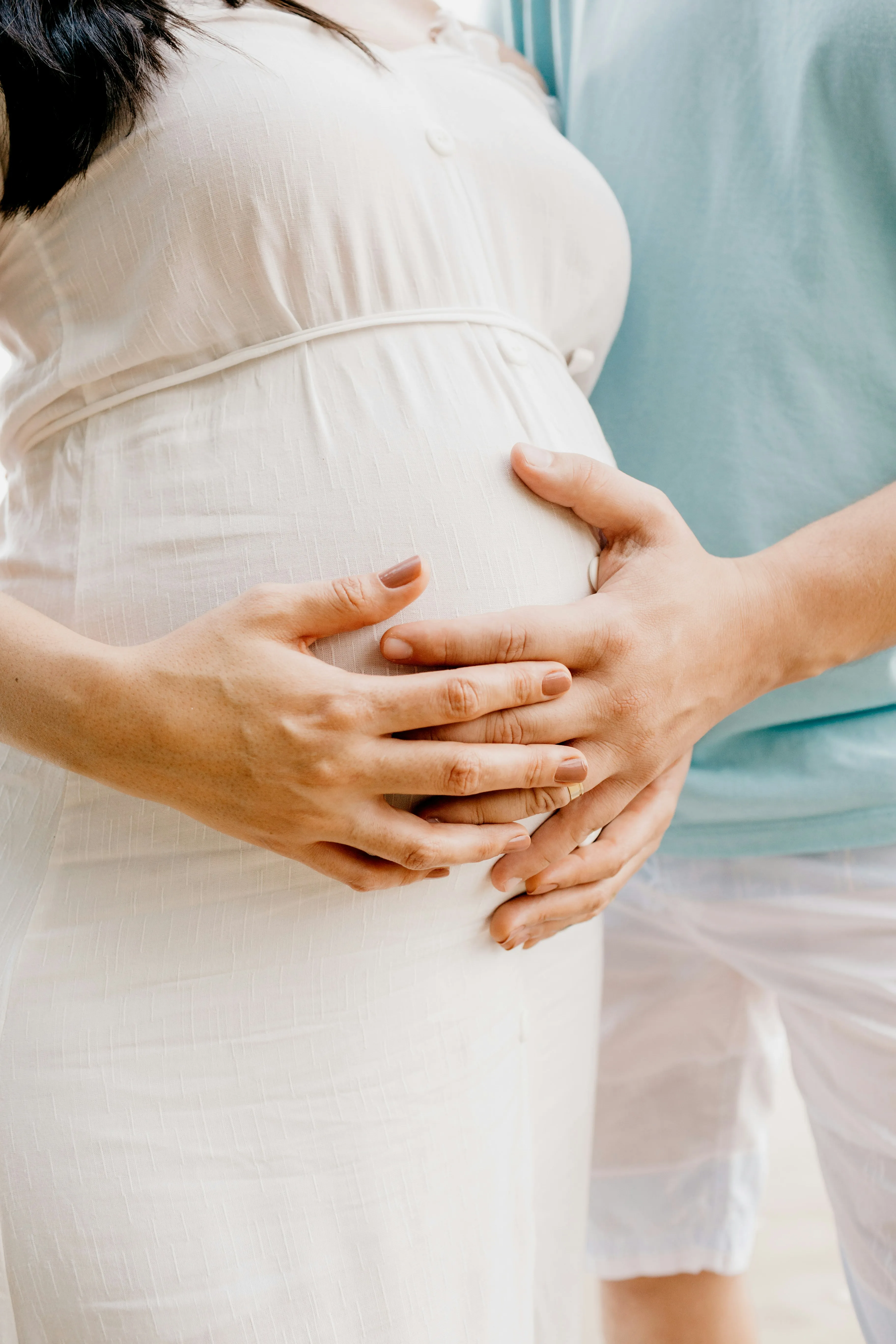 Jade Floury accompagnant une femme enceinte en consultation ostéopathique